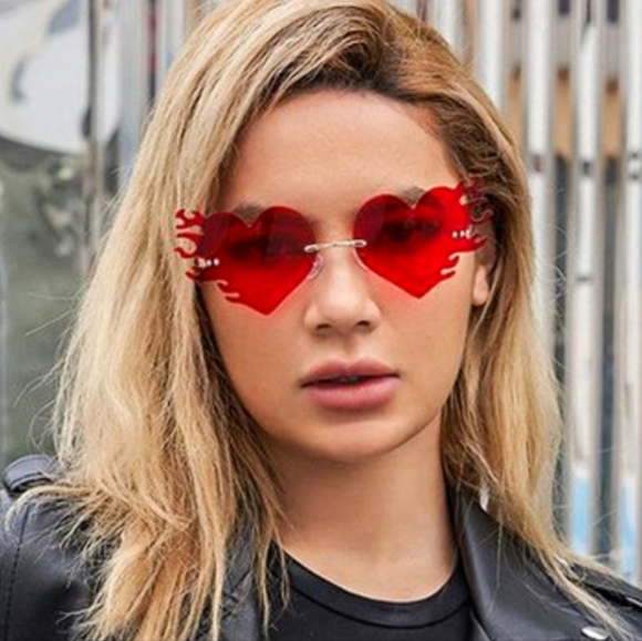 NEW! HEART ON FIRE ❤️ 🔥 Sunglasses. - Picture 3 of 7